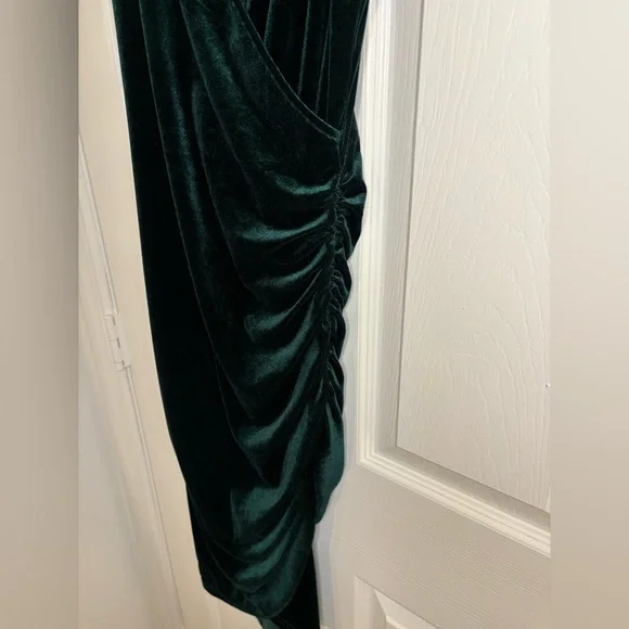 Women’s Emerald Green Velvet V-Neck Sleeveless Wrap-Style Dress - Picture 3 of 7